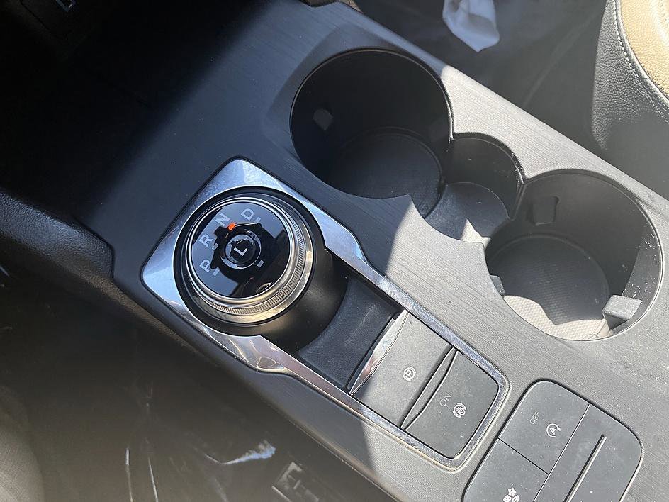 Used 2020 Ford Escape SE image 18