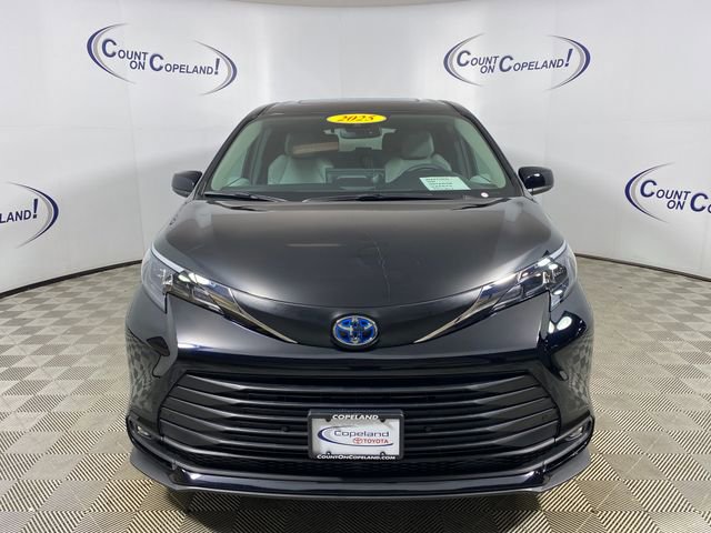 Used 2025 Toyota Sienna XLE AWD/4WD image 2