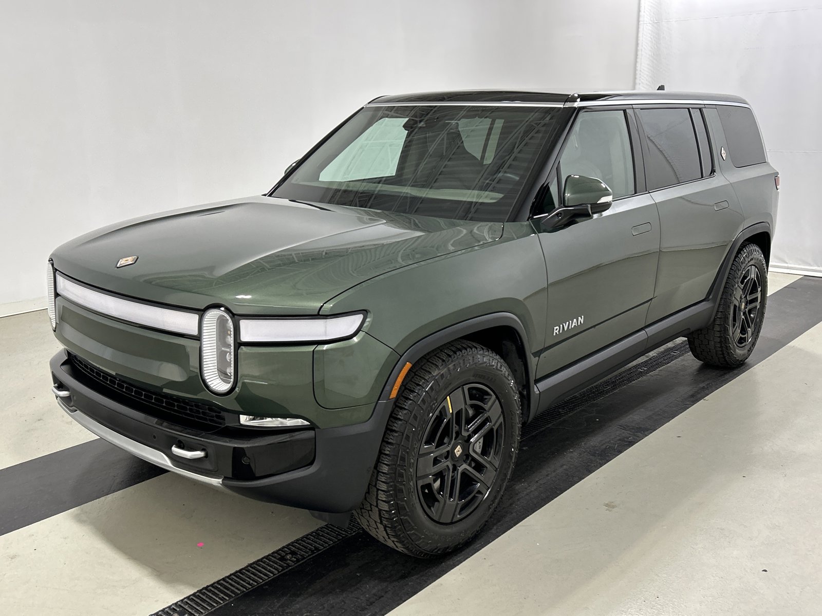 Used 2024 Rivian R1S Adventure AWD/4WD image 1
