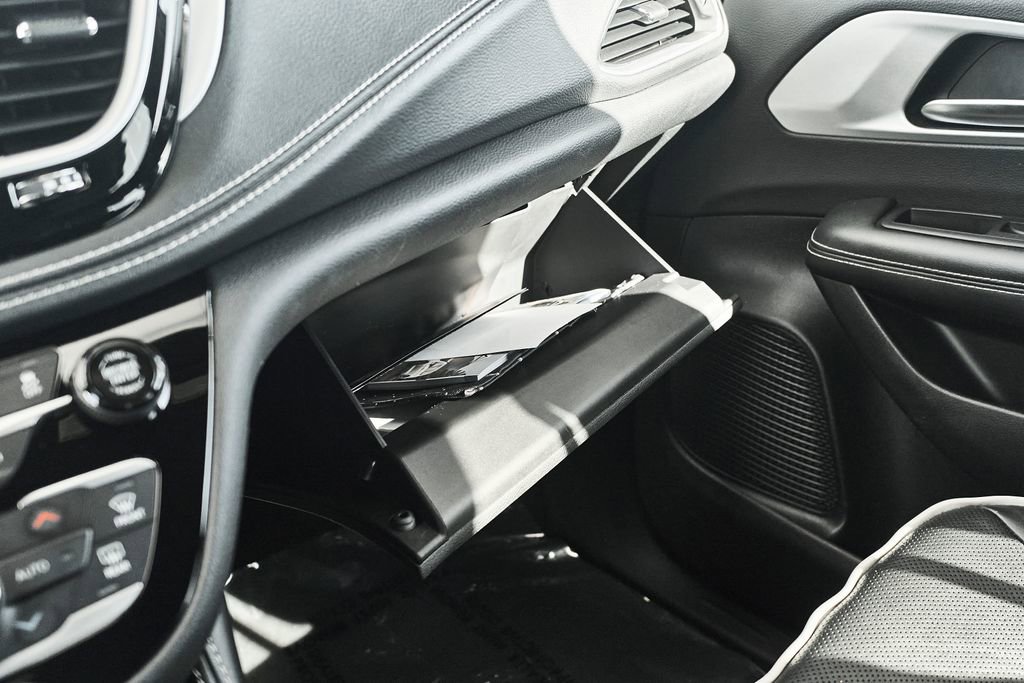 Used 2025 Chrysler Pacifica Limited image 40