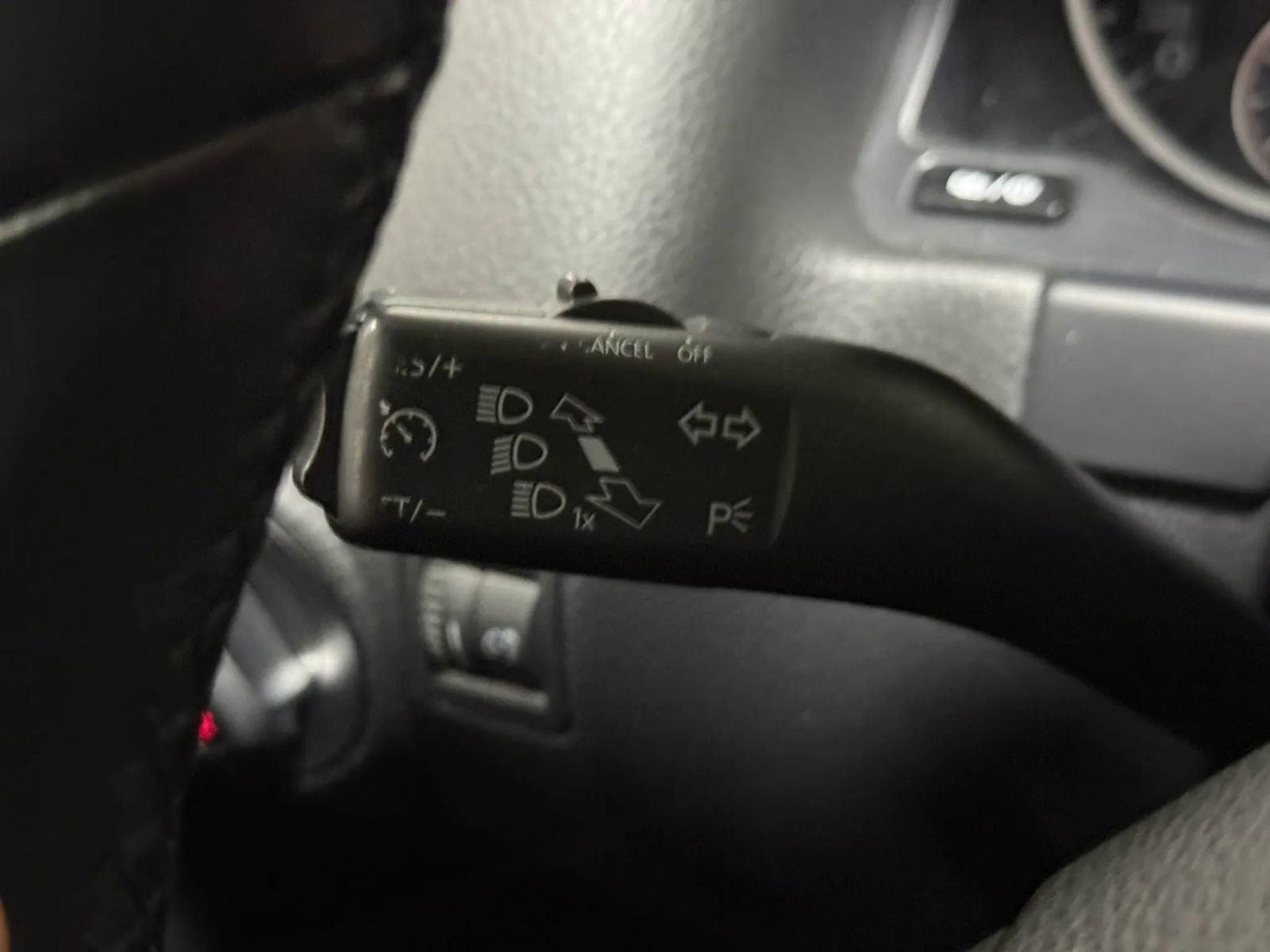 Used 2017 Volkswagen Tiguan SEL FWD image 30