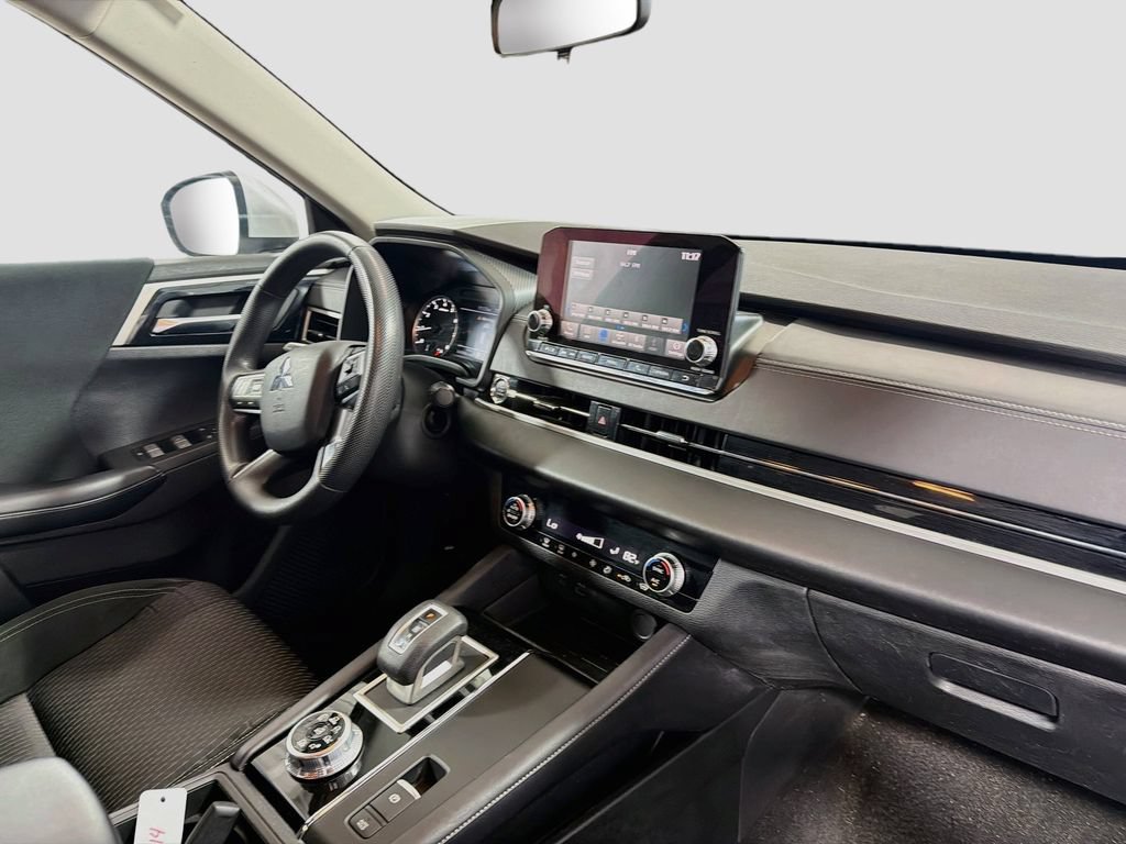 Used 2023 Mitsubishi Outlander ES AWD/4WD image 28