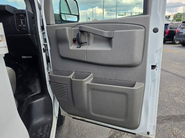 Used 2017 GMC Savana 2500 RWD image 22
