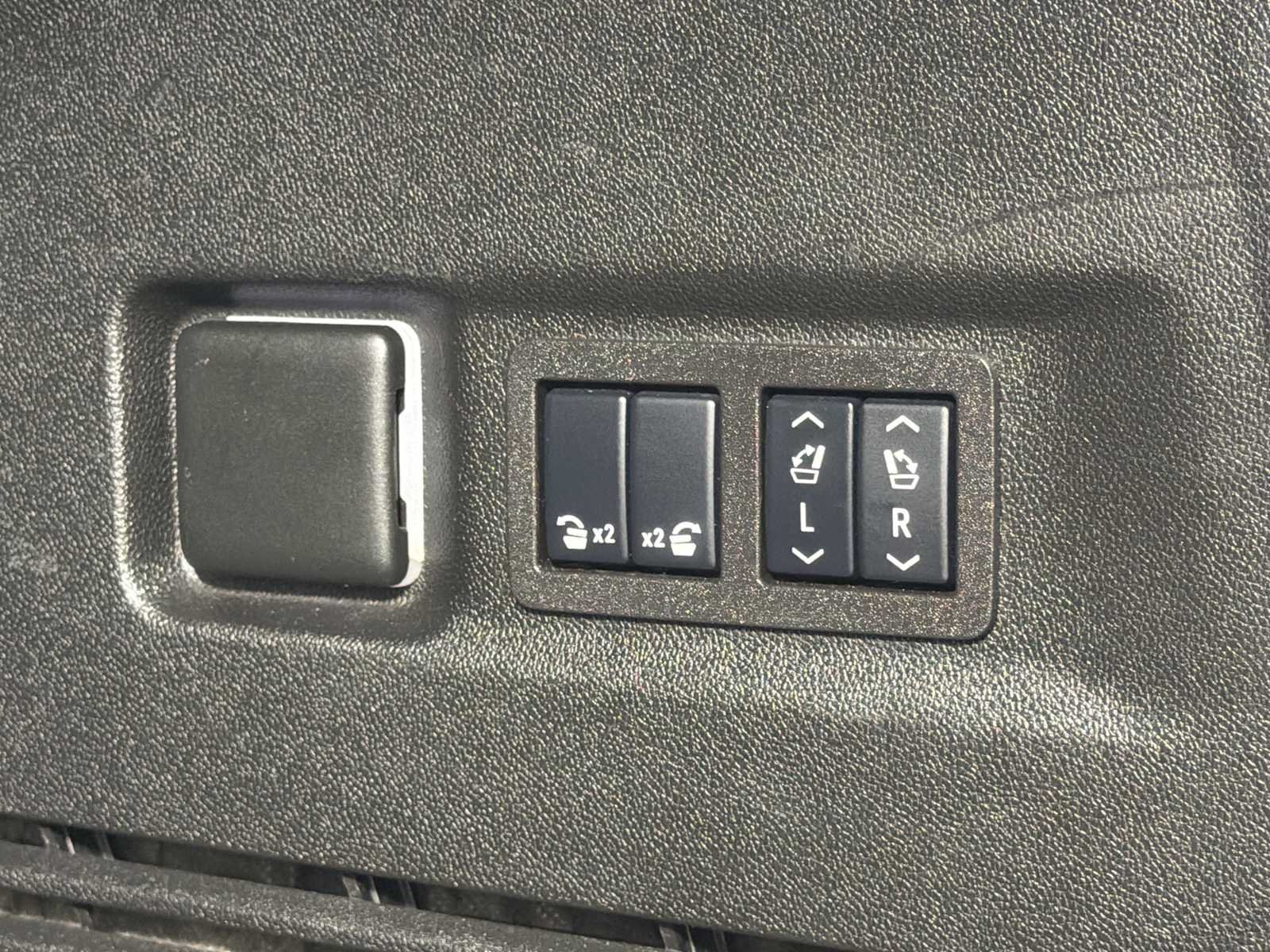 Used 2024 GMC Yukon XL Denali RWD image 18