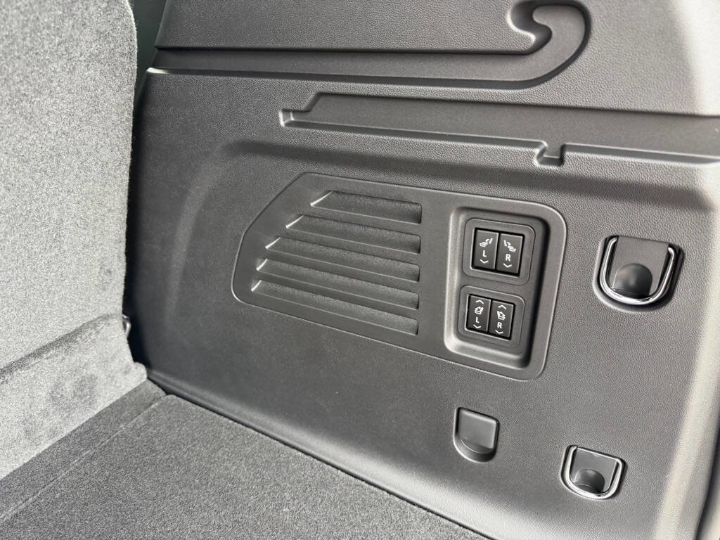 Used 2026 Chevrolet Traverse RS image 50