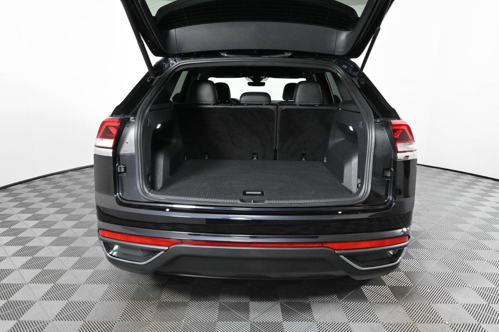 Used 2024 Volkswagen Atlas Cross Sport SE FWD image 7