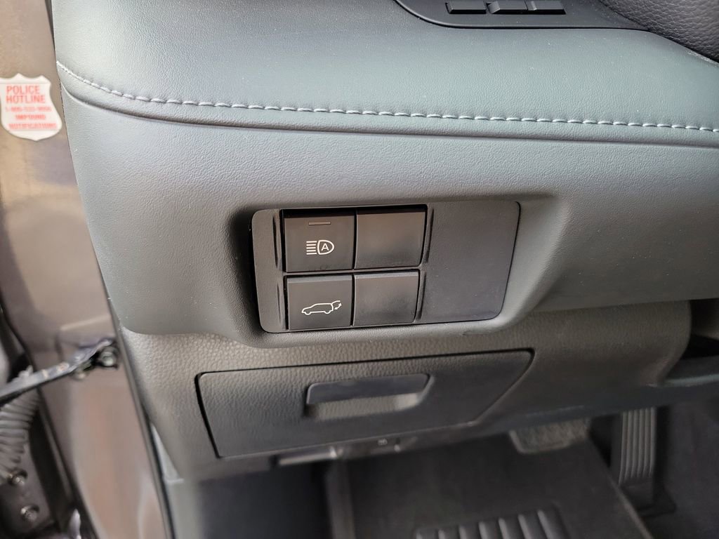 Used 2021 Toyota Highlander LE image 28
