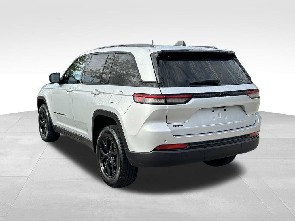 Used 2025 Jeep Grand Cherokee Altitude AWD/4WD image 10