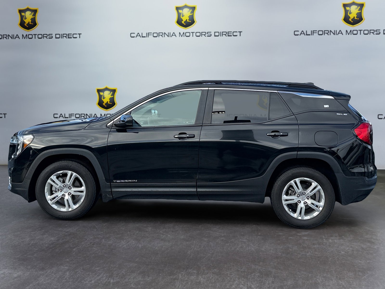 Used 2022 GMC Terrain SLE w/ Driver Convenience Package image 2