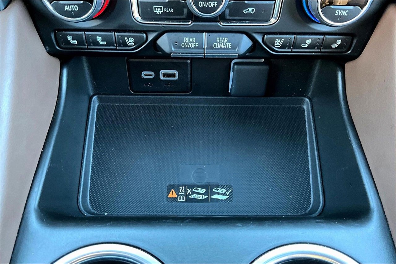 Used 2024 Chevrolet Suburban High Country image 17