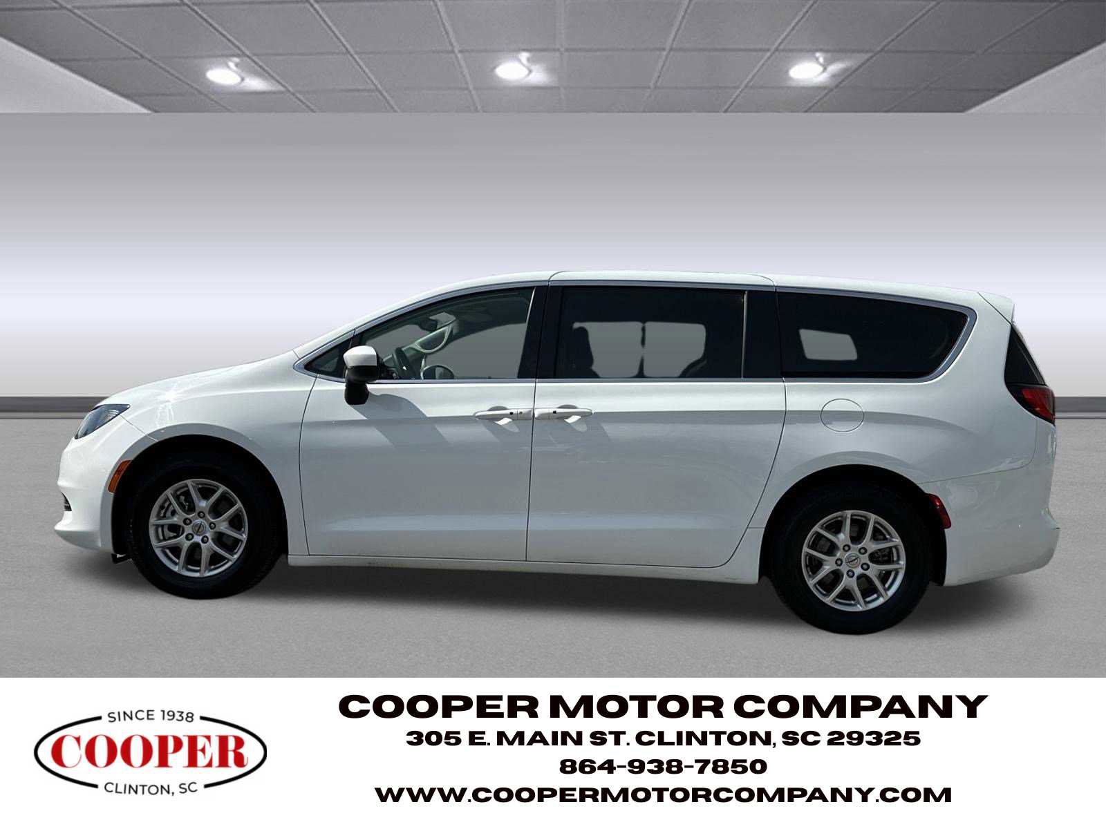 Used 2023 Chrysler Voyager LX image 4