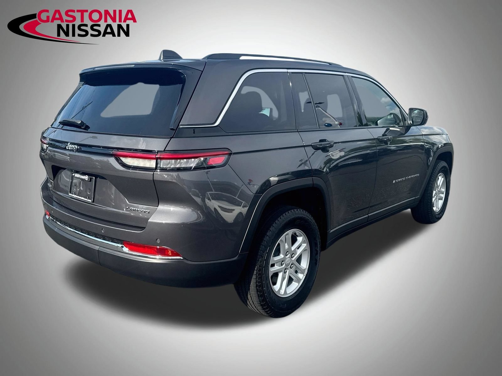 Used 2023 Jeep Grand Cherokee Laredo AWD/4WD image 9