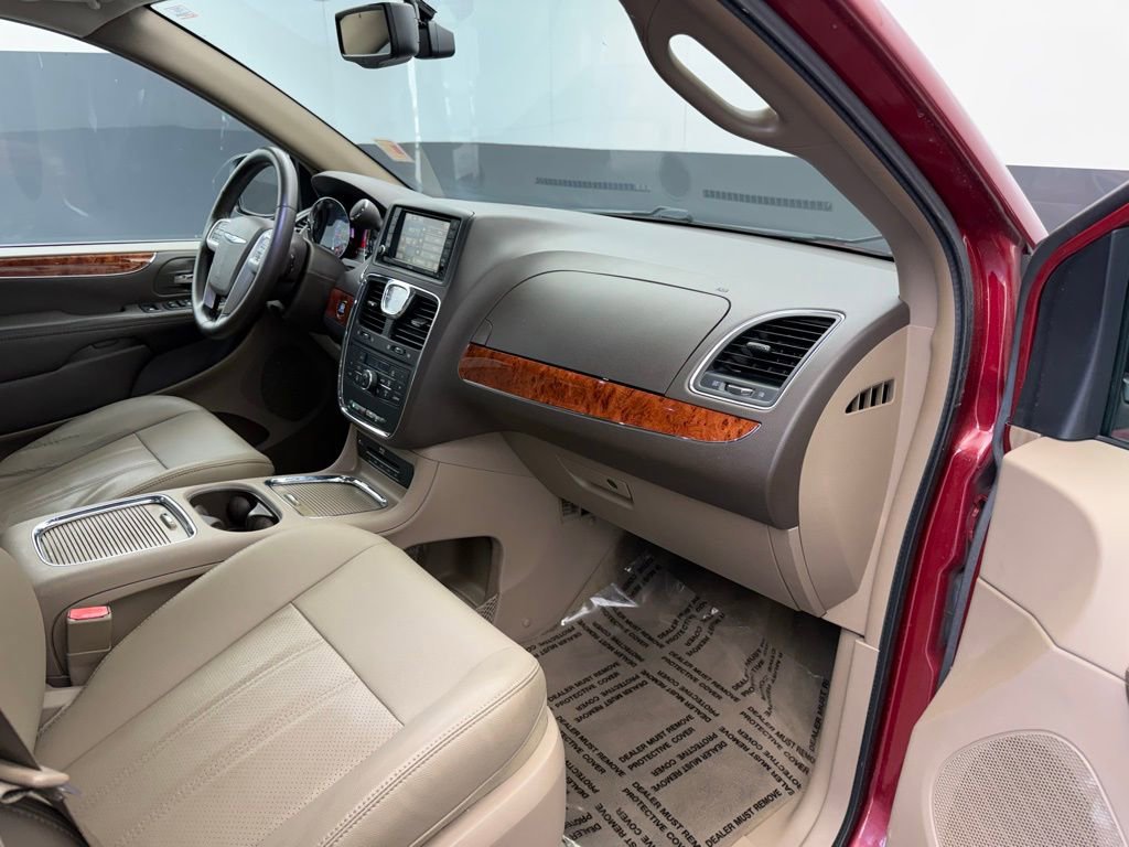 Used 2016 Chrysler Town & Country Touring-L image 49