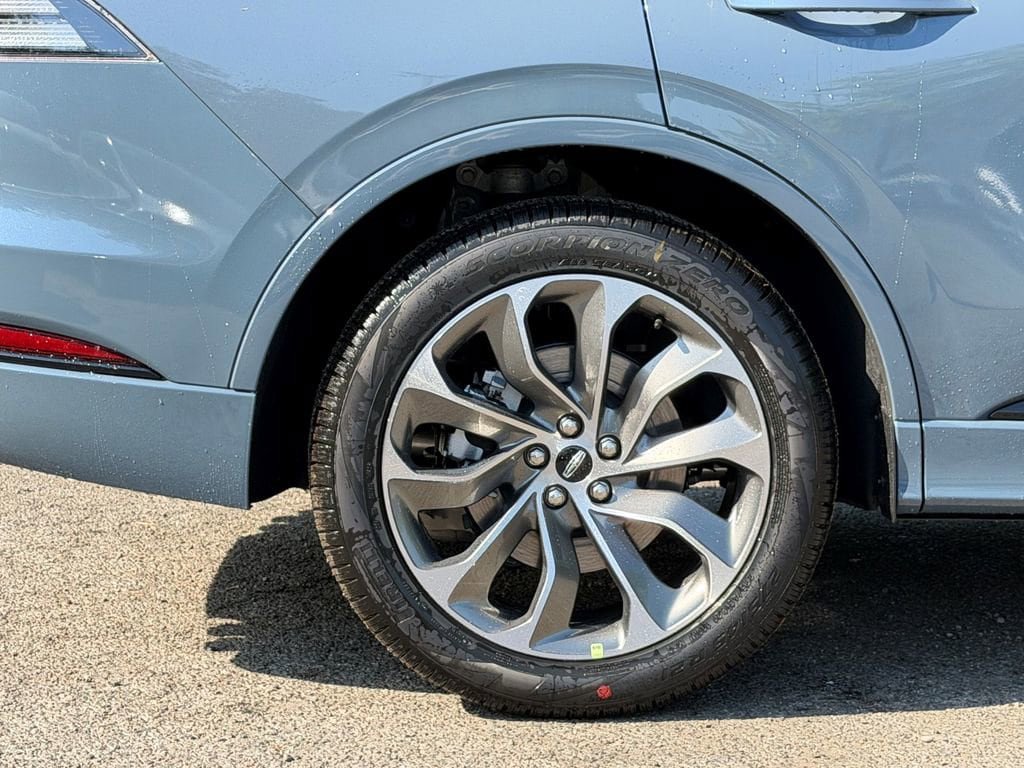 New 2026 Lincoln Aviator AWD w/ Jet Appearance Package image 4