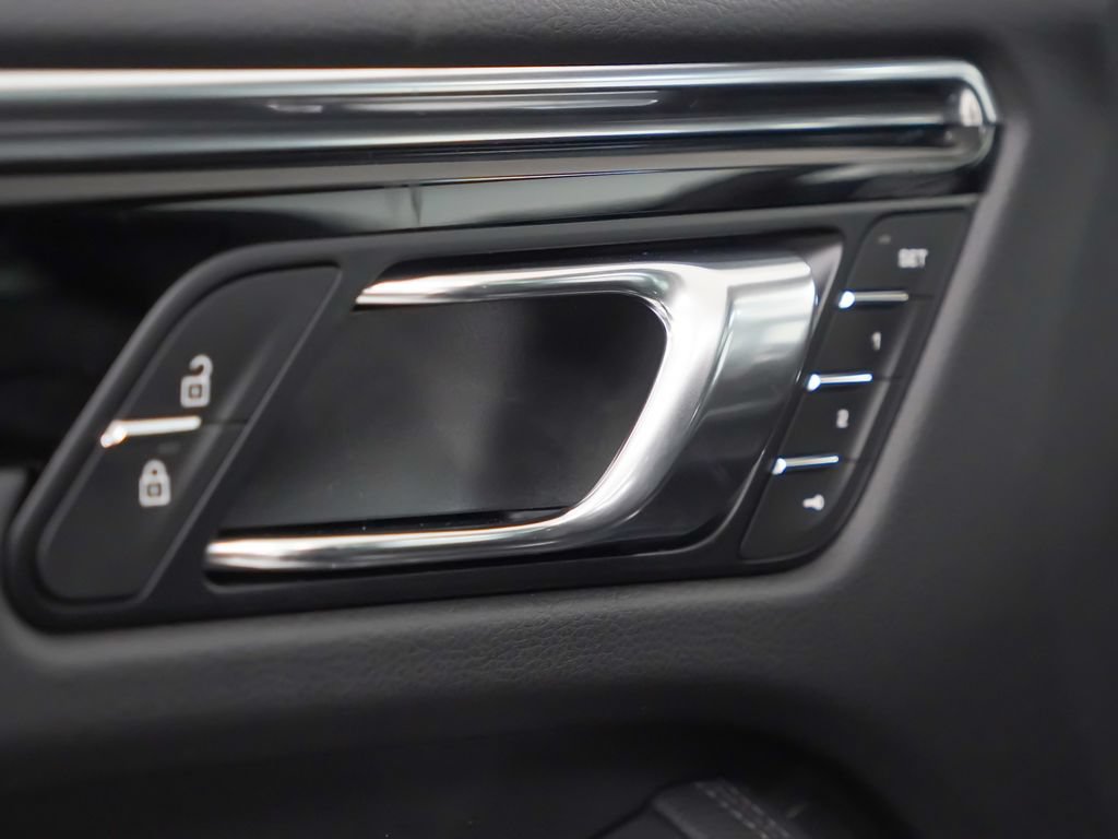 Certified 2026 Porsche Macan AWD/4WD image 22