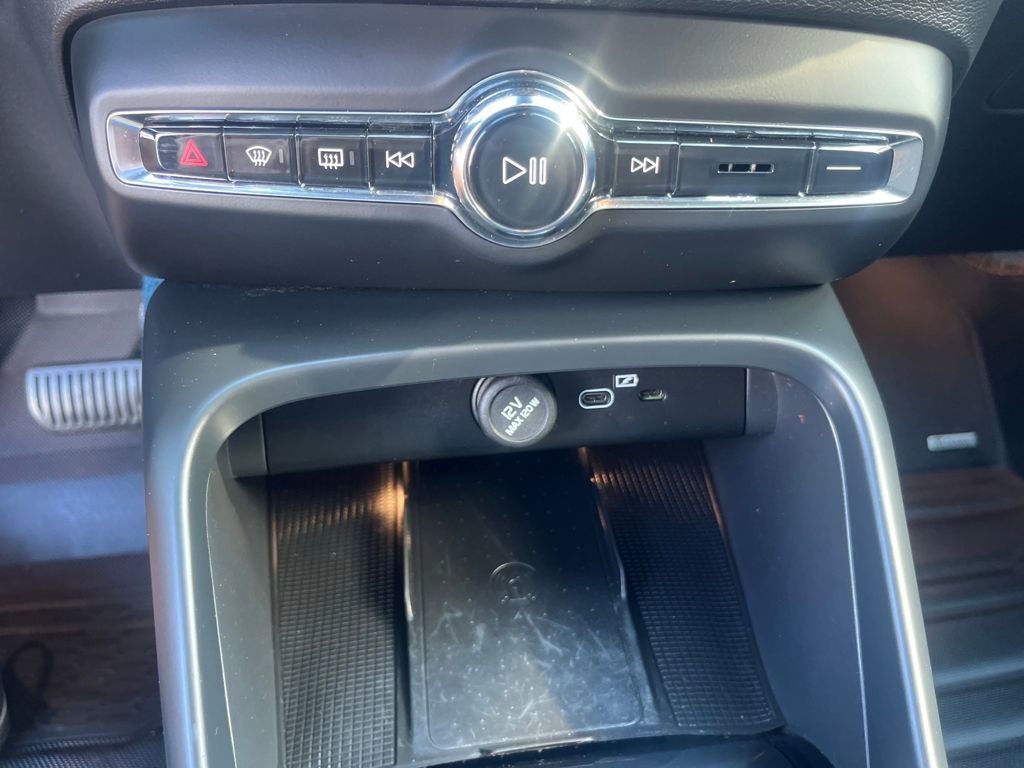 Used 2023 Volvo XC40 Recharge Ultimate image 14