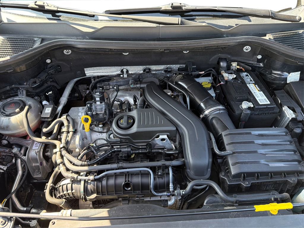 Used 2022 Volkswagen Taos SE w/ Panoramic Sunroof Package FWD image 12