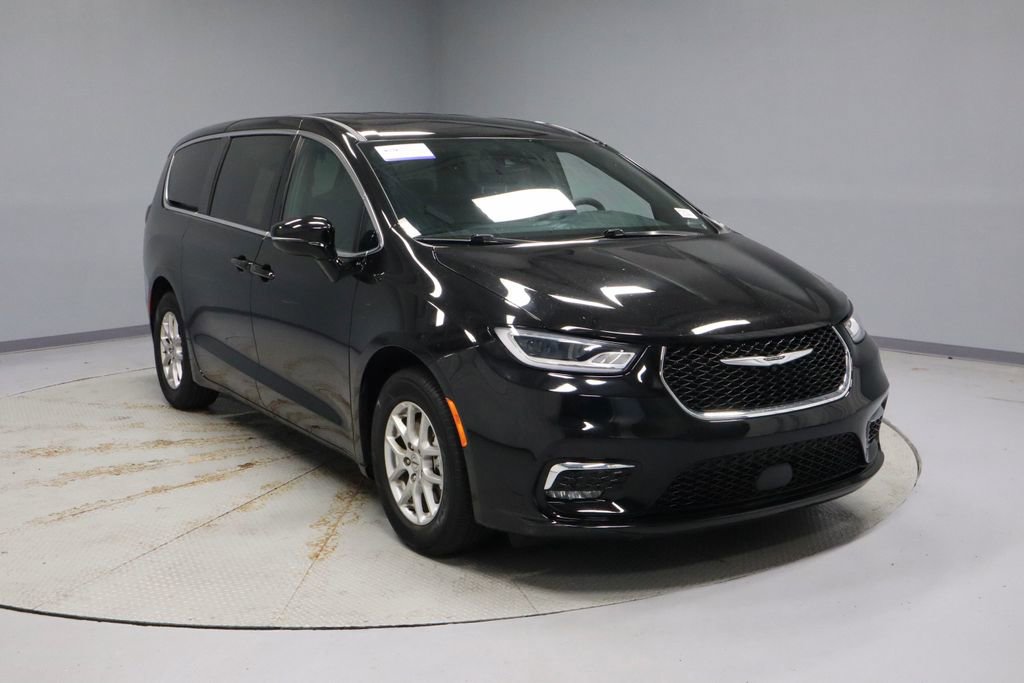 Used 2025 Chrysler Pacifica Select FWD image 1