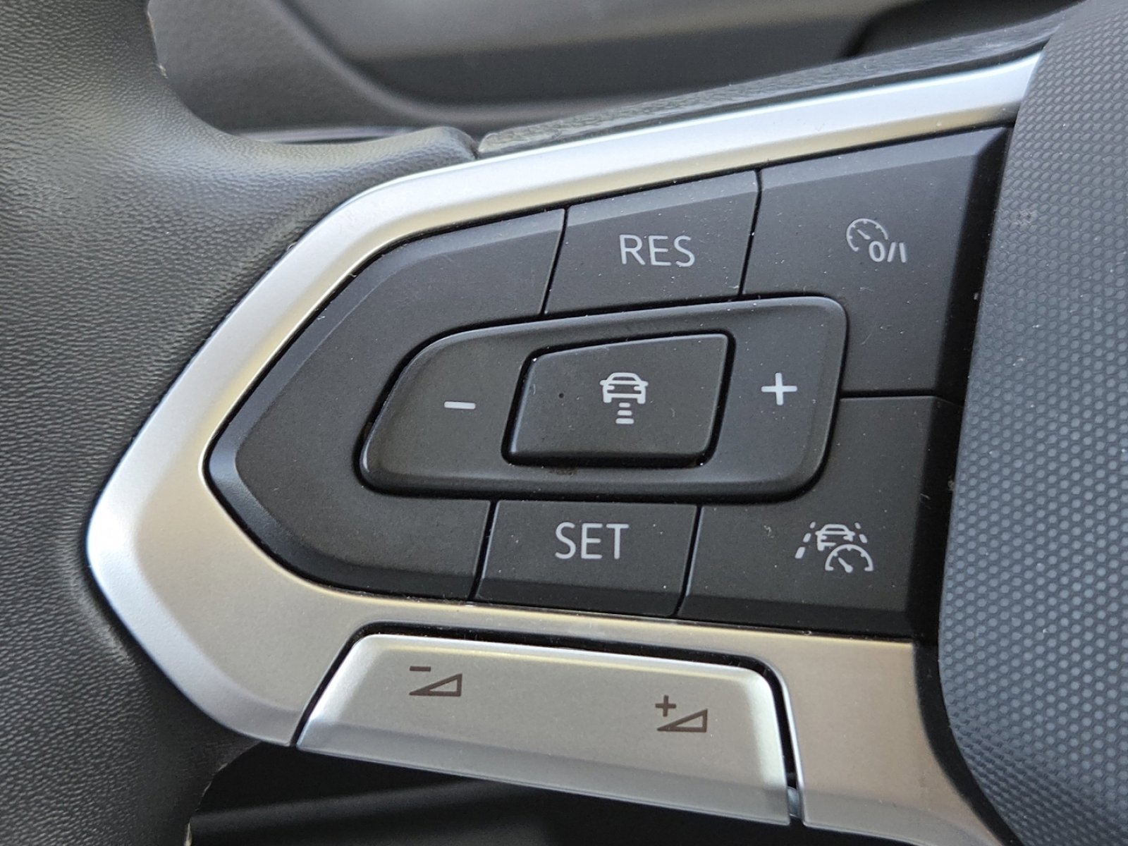 Used 2023 Volkswagen Tiguan SE AWD/4WD image 12