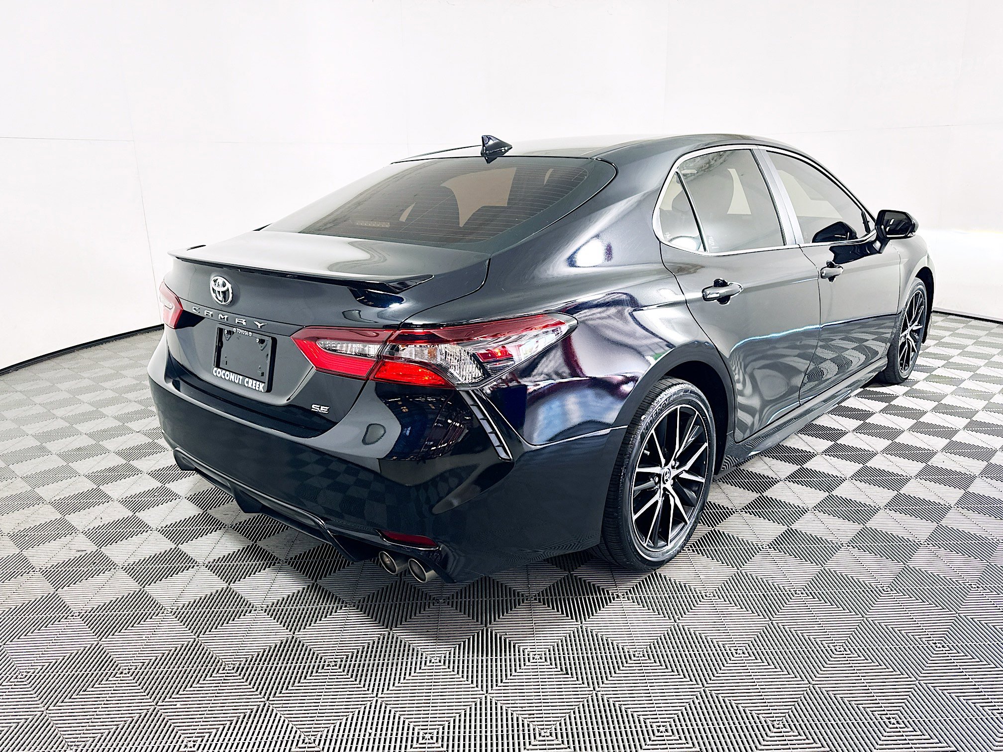 Used 2024 Toyota Camry SE image 3