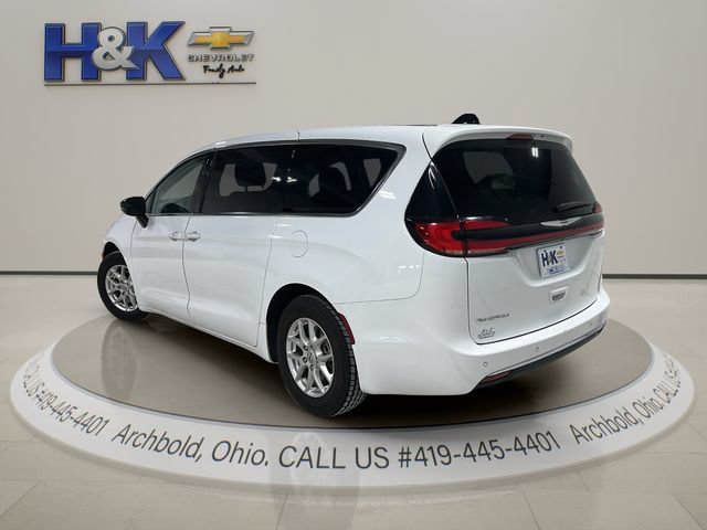 Used 2024 Chrysler Pacifica Touring-L FWD image 4