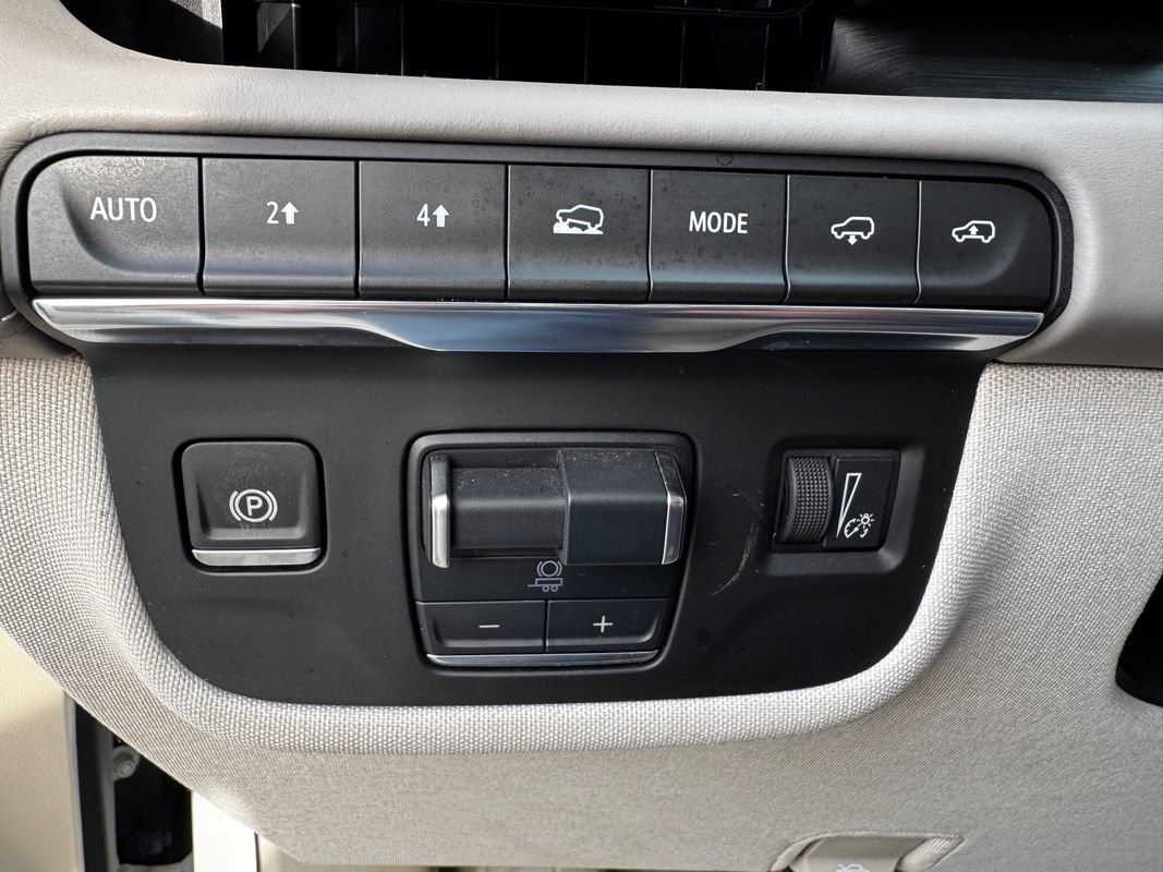 Used 2024 Cadillac Escalade Sport Platinum w/ LPO, ONYX Package AWD/4WD image 17