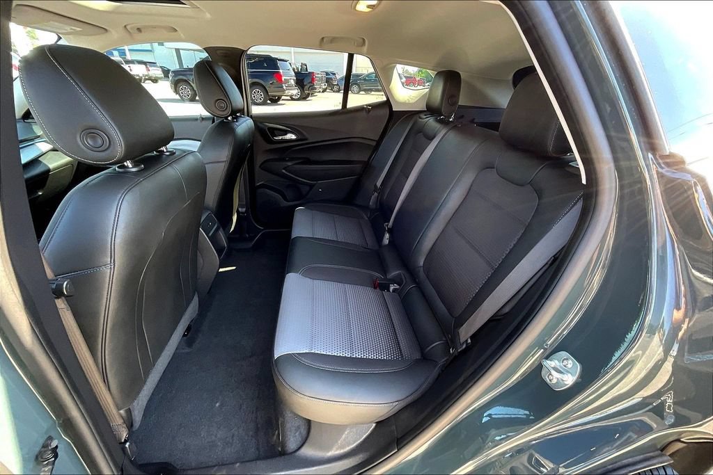 Used 2025 Chevrolet Trax LT w/ Sunroof Package FWD image 7