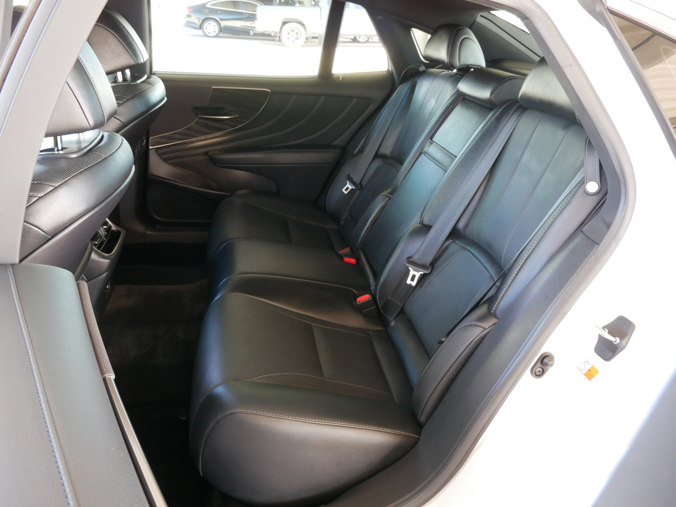 Used 2022 Lexus LS 500 w/ Accessory Package (Z1) RWD image 20