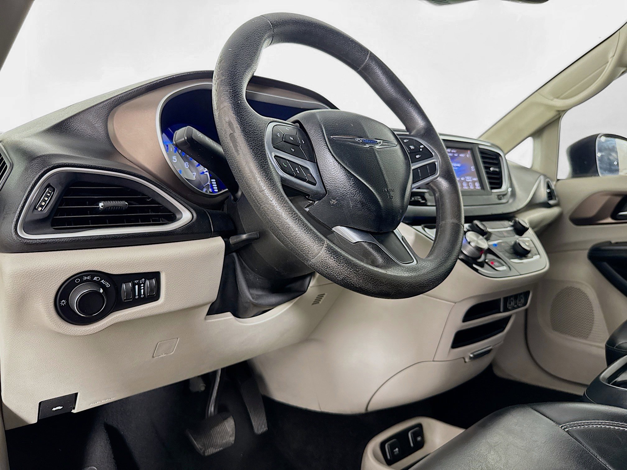 Used 2021 Chrysler Voyager Lxi image 22