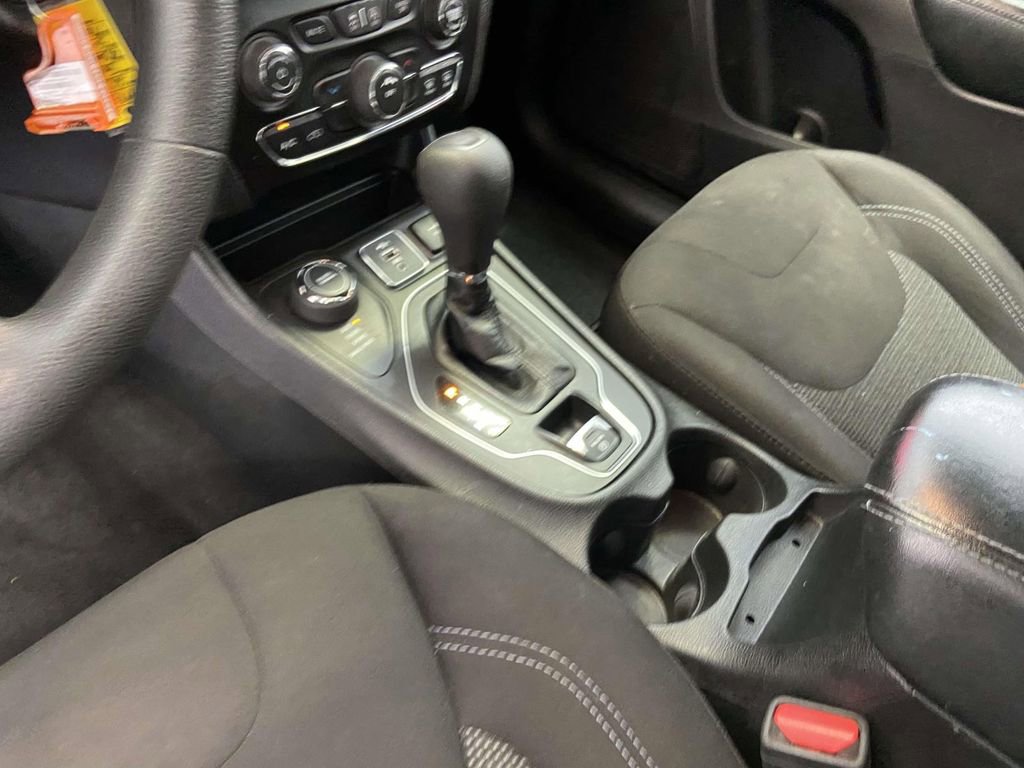 Used 2021 Jeep Cherokee Latitude AWD/4WD image 20