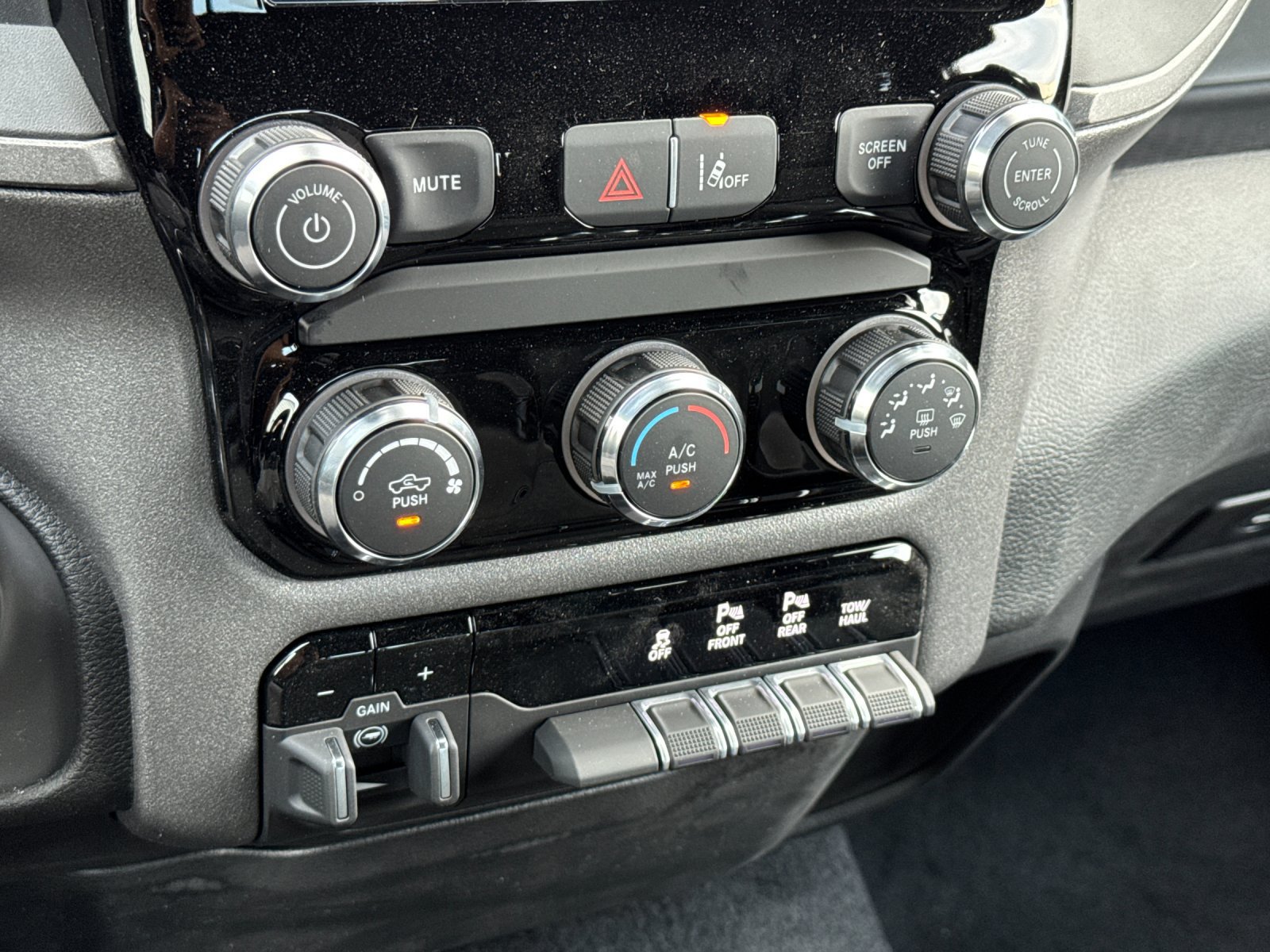 New 2026 RAM 1500 Express AWD/4WD image 19