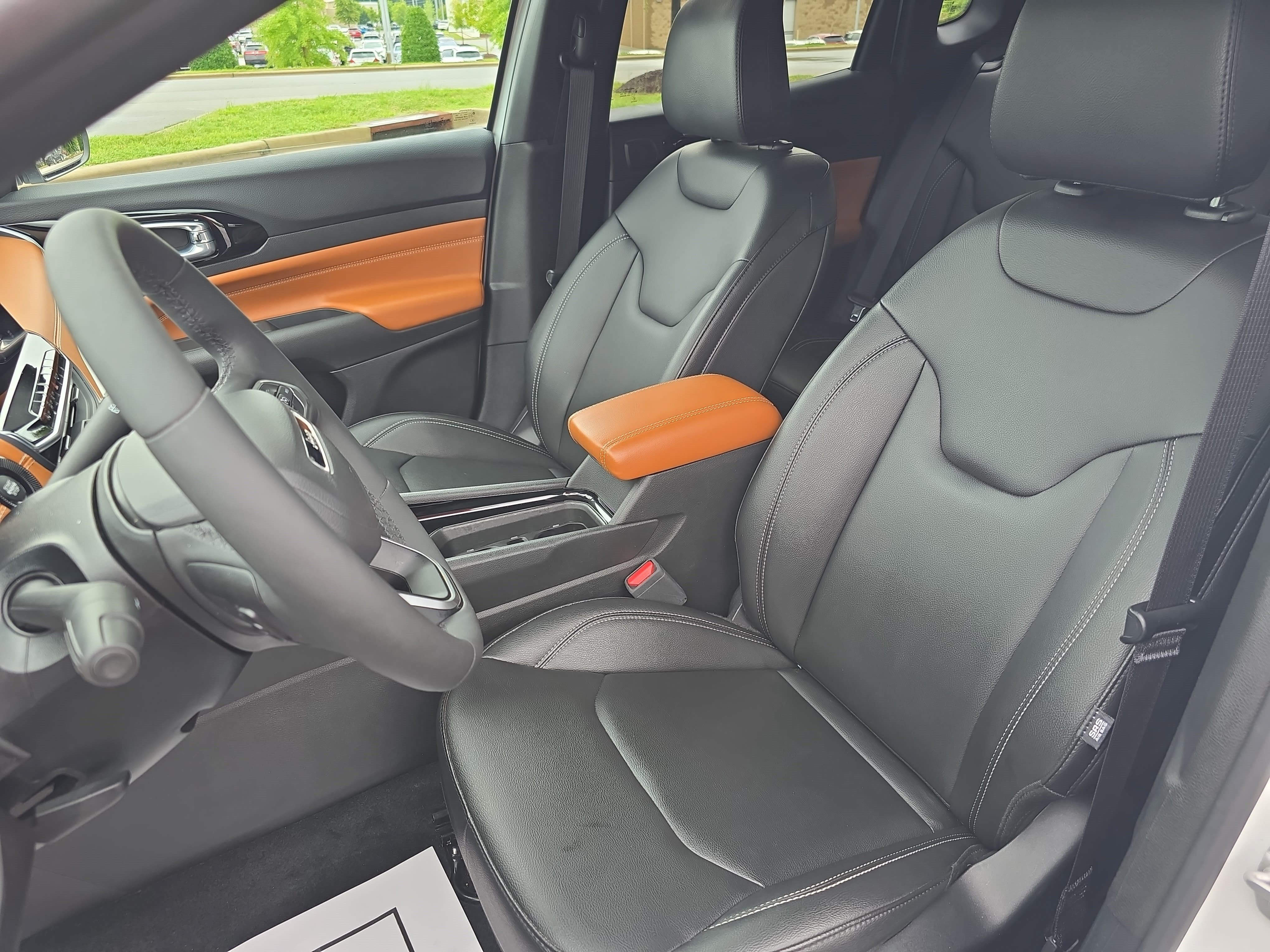 Used 2025 Jeep Compass Limited w/ Sun & Sound Group AWD/4WD image 14