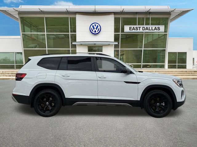 Used 2025 Volkswagen Atlas Peak Edition SE image 2