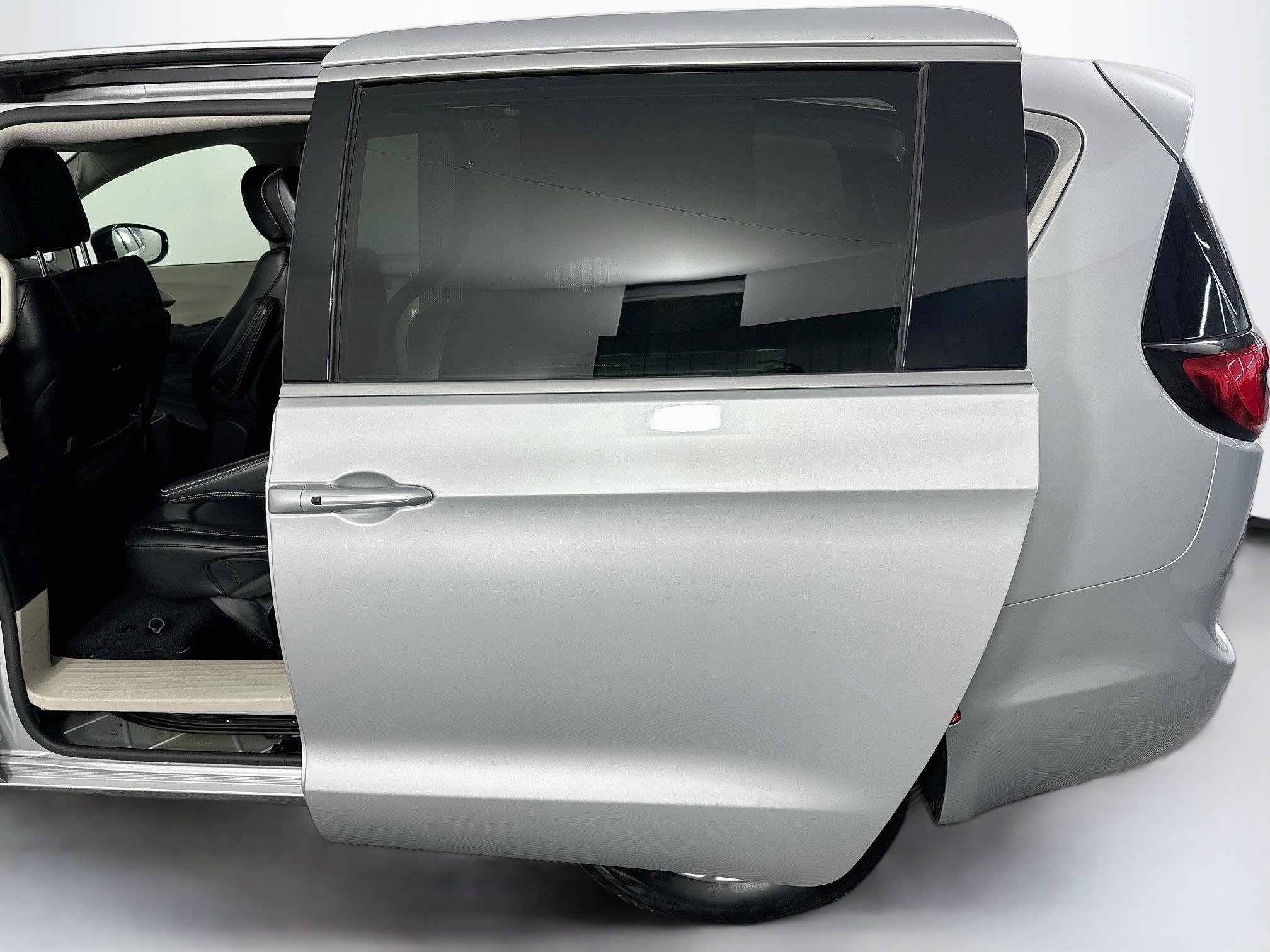 Used 2024 Chrysler Pacifica Touring-L FWD image 27