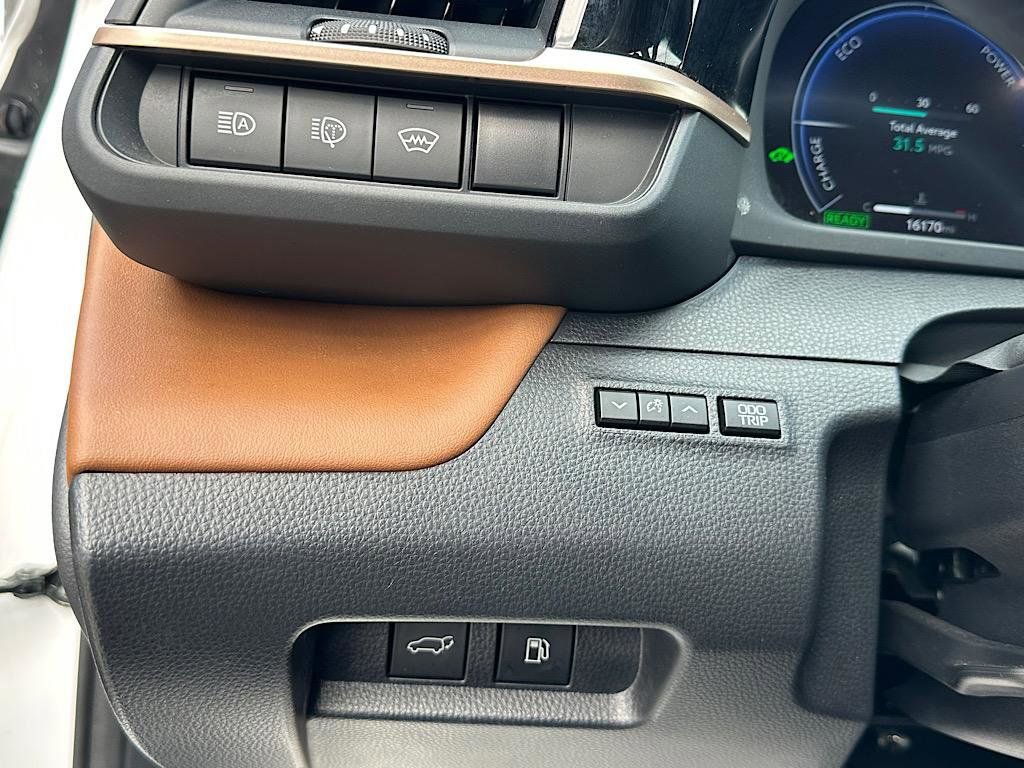 Certified 2025 Toyota Crown Signia image 26