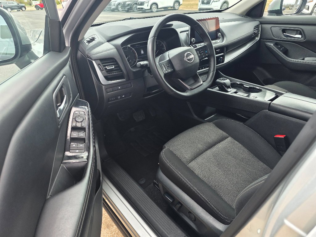 Used 2025 Nissan Rogue SV FWD image 9