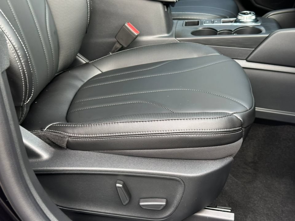 New 2025 Ford Escape SE w/ PHEV Premium Package FWD image 11