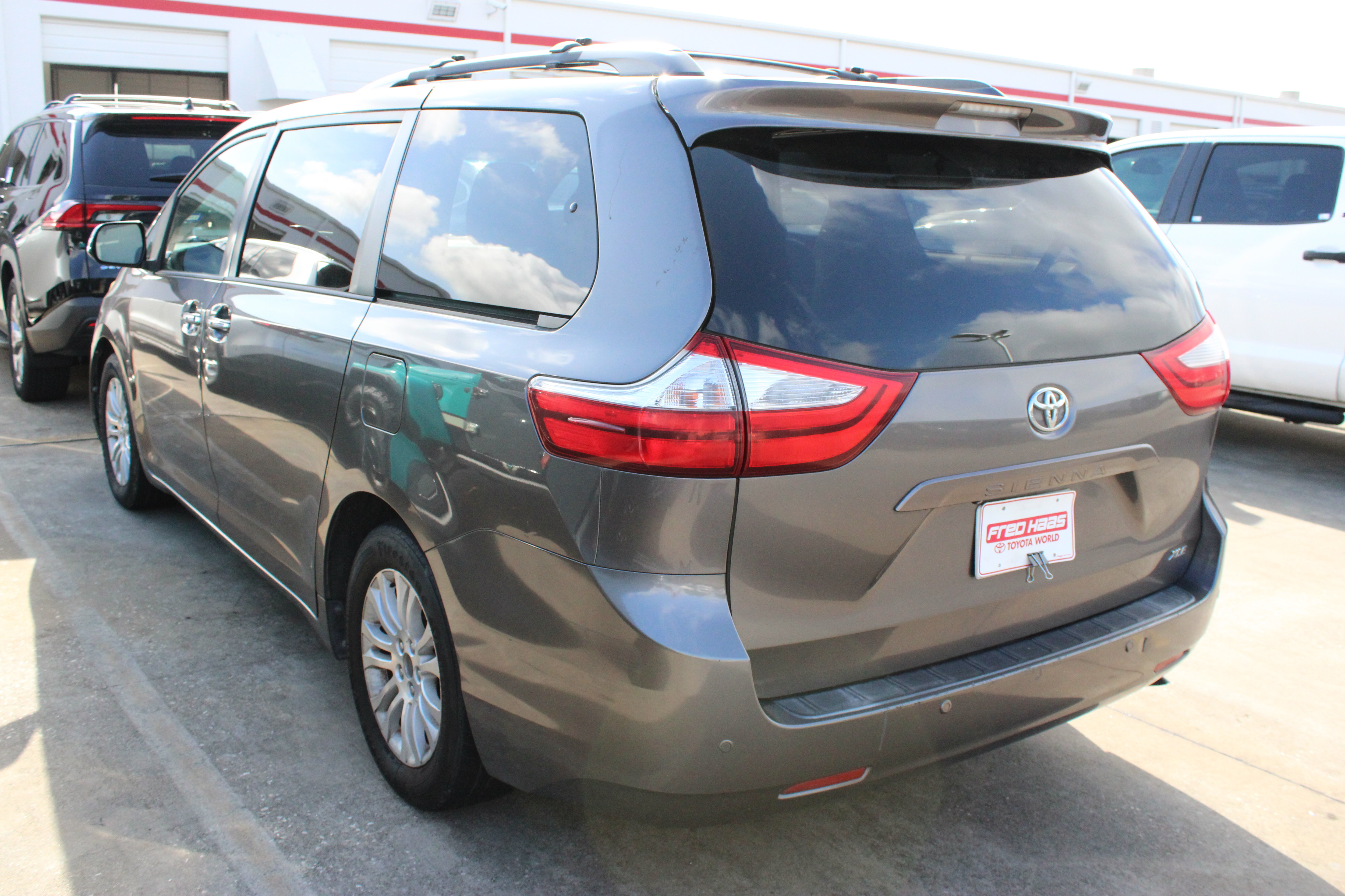 Used 2015 Toyota Sienna XLE w/ XLE Navigation Package FWD image 5
