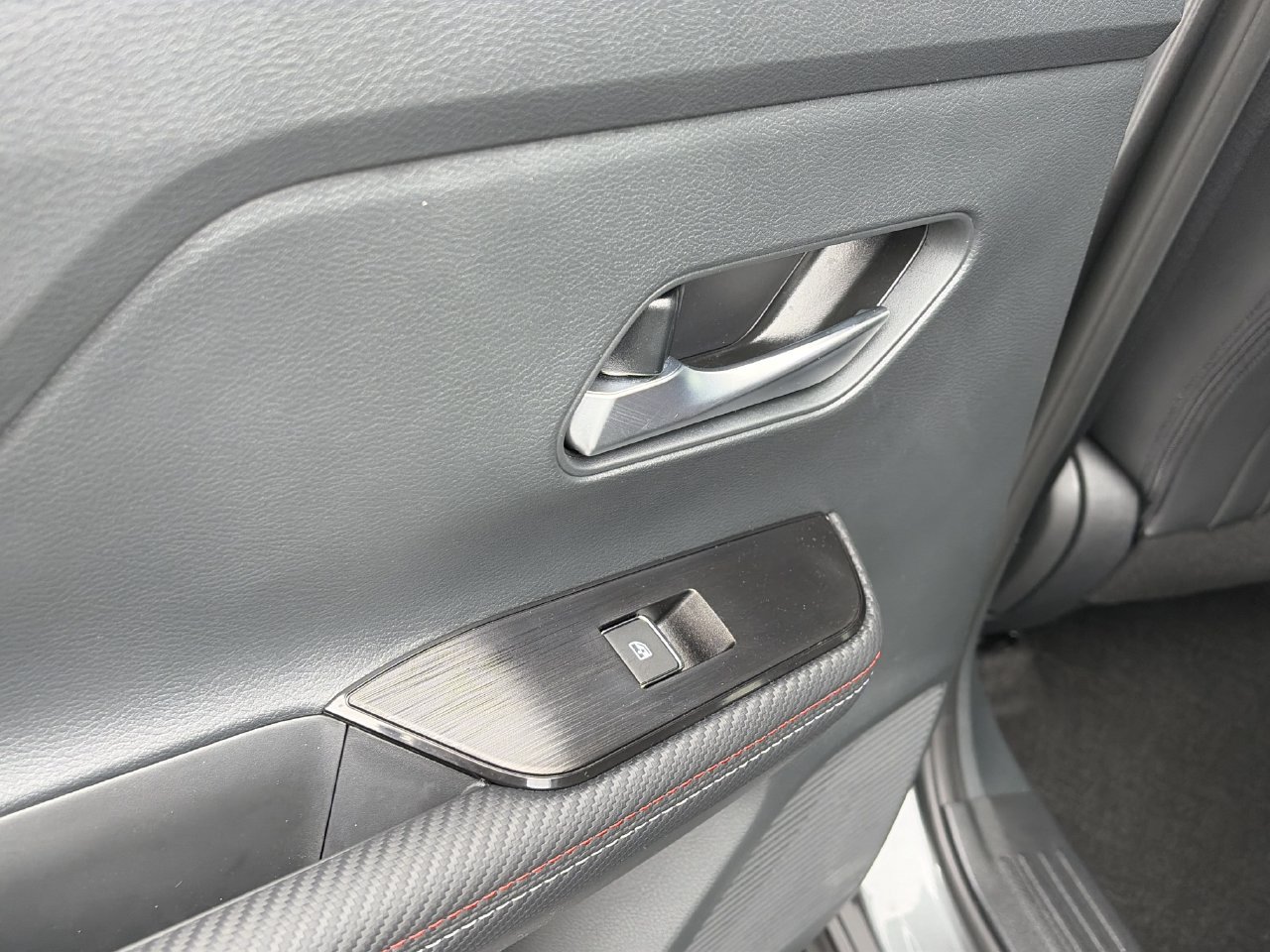 Used 2025 Nissan Kicks SR AWD/4WD image 18