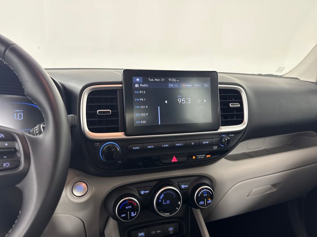 Certified 2025 Hyundai Venue SEL image 17