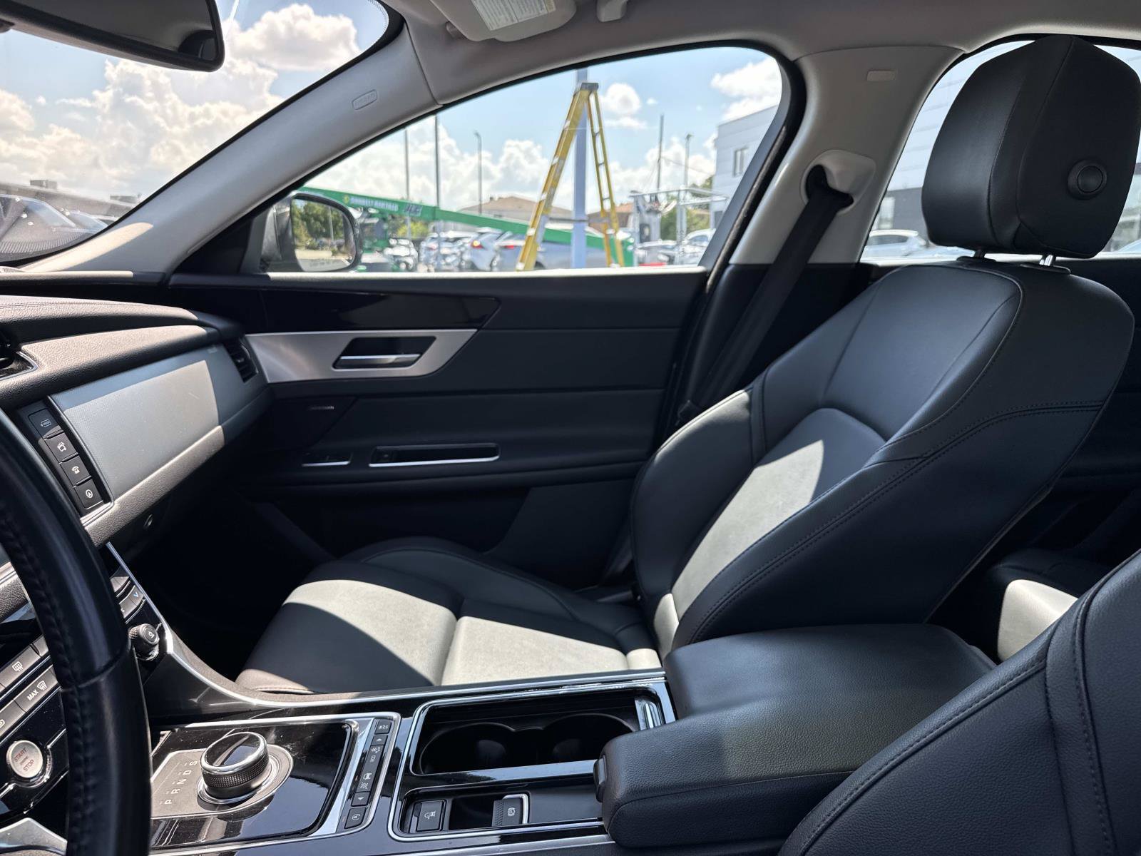 Used 2017 Jaguar XF Premium RWD image 16