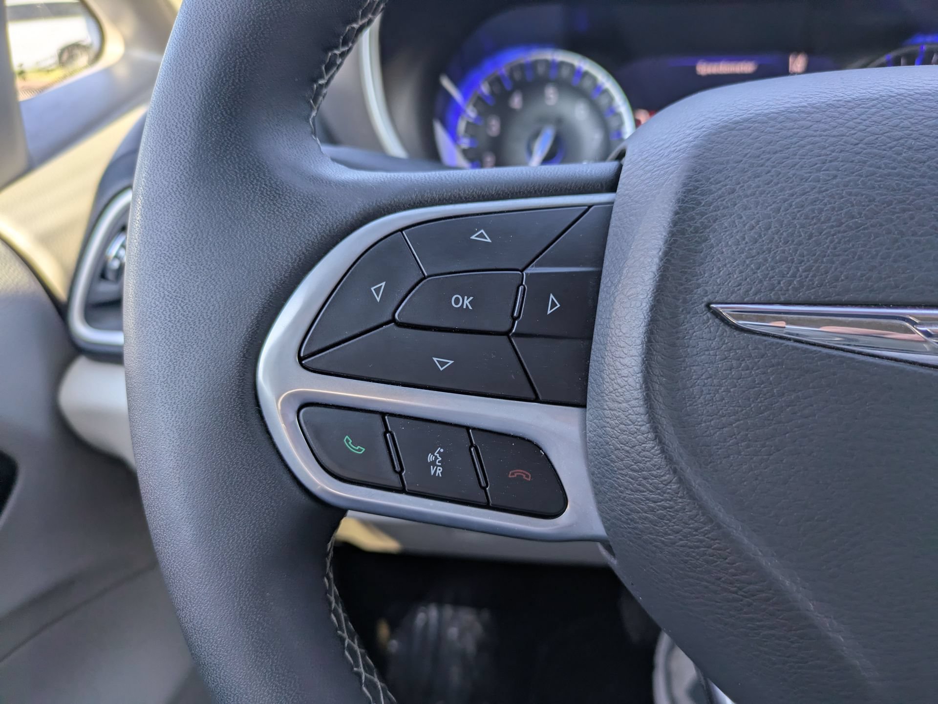 Used 2024 Chrysler Pacifica Touring-L FWD image 27