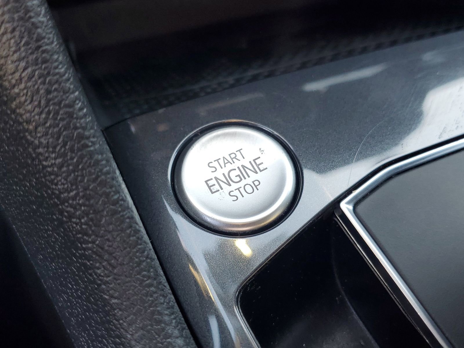 Used 2021 Volkswagen Tiguan SE R-Line image 31