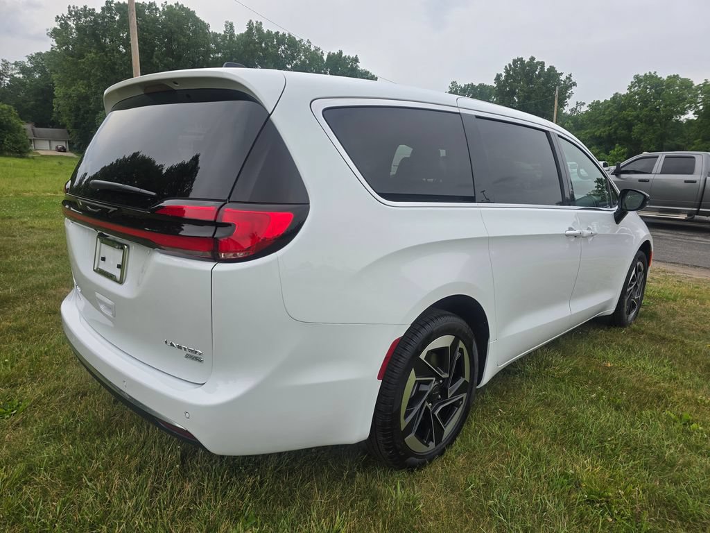 New 2027 Chrysler Pacifica Limited AWD/4WD image 7