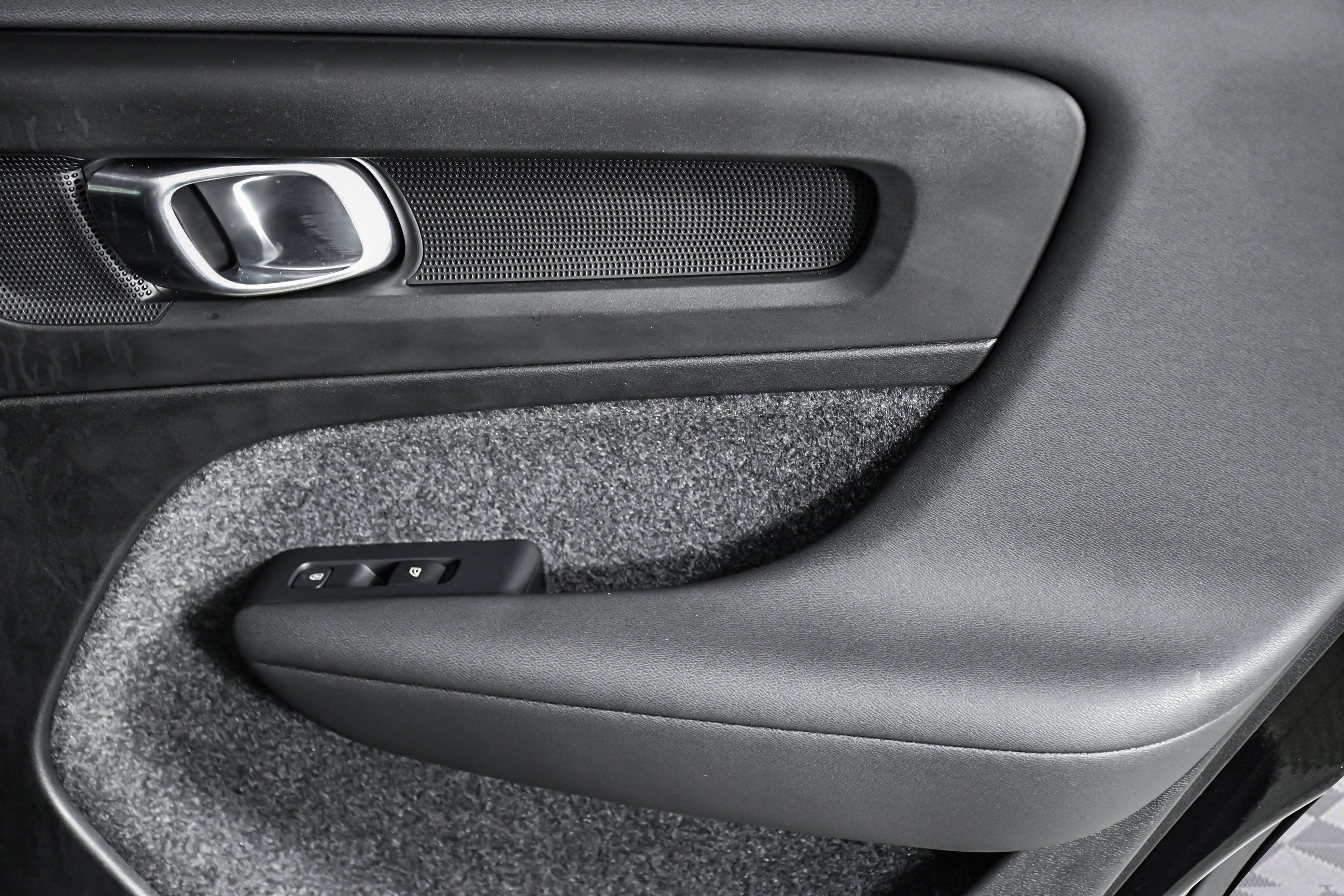 Used 2025 Volvo XC40 B5 Plus image 25