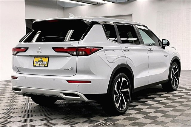Used 2024 Mitsubishi Outlander SE image 12