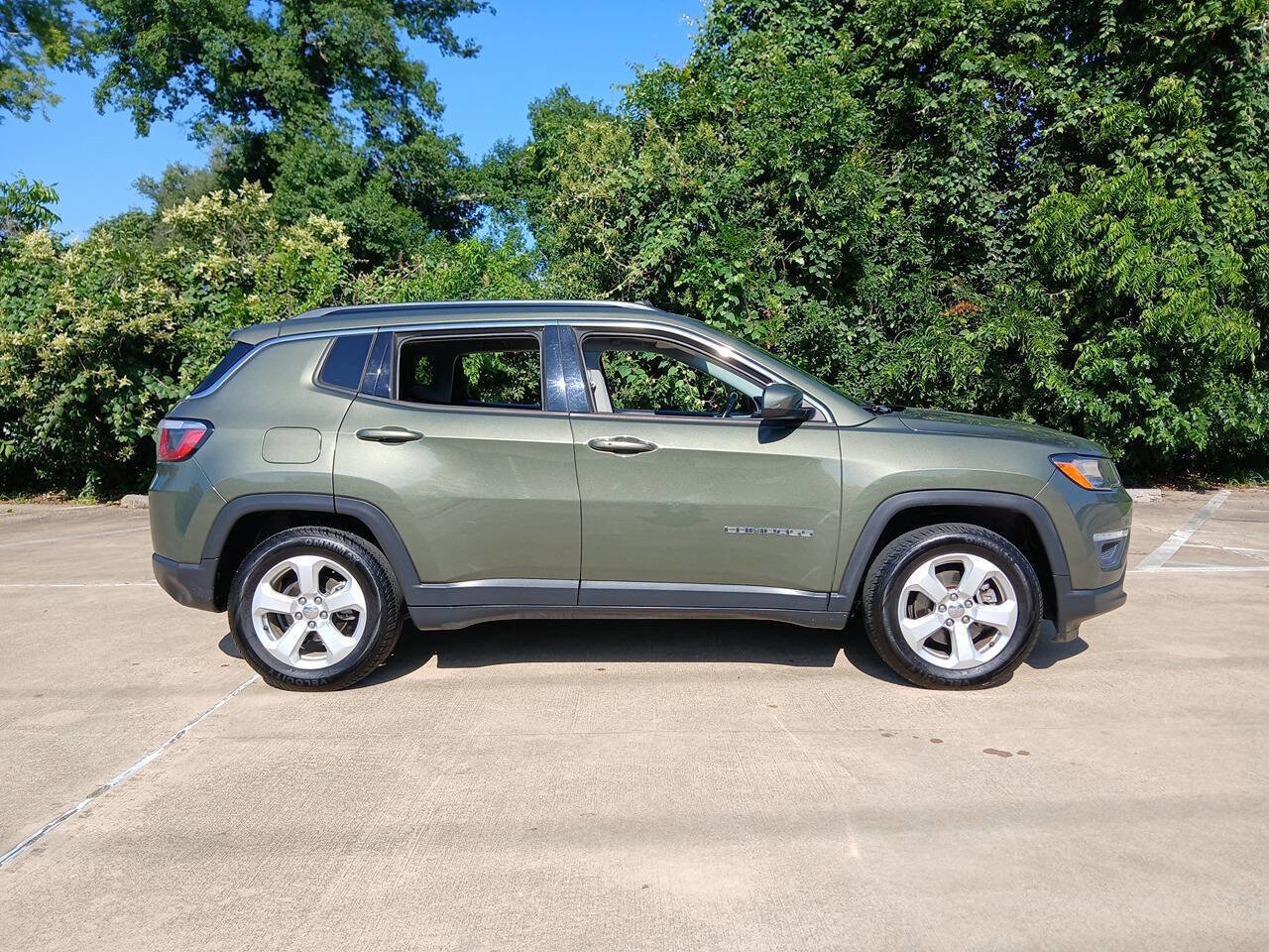 Used 2017 Jeep Compass Latitude w/ Popular Equipment Group FWD image 3