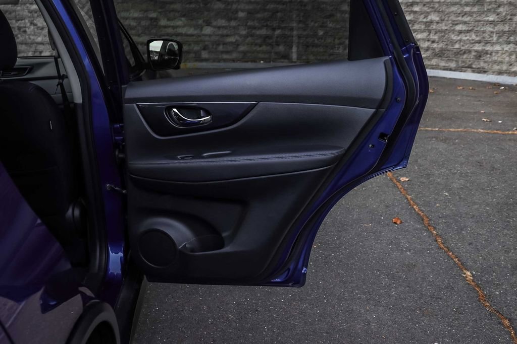 Used 2017 Nissan Rogue SV w/ SV Premium Package image 16