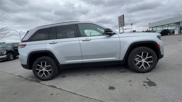 Used 2025 Jeep Grand Cherokee Limited image 9