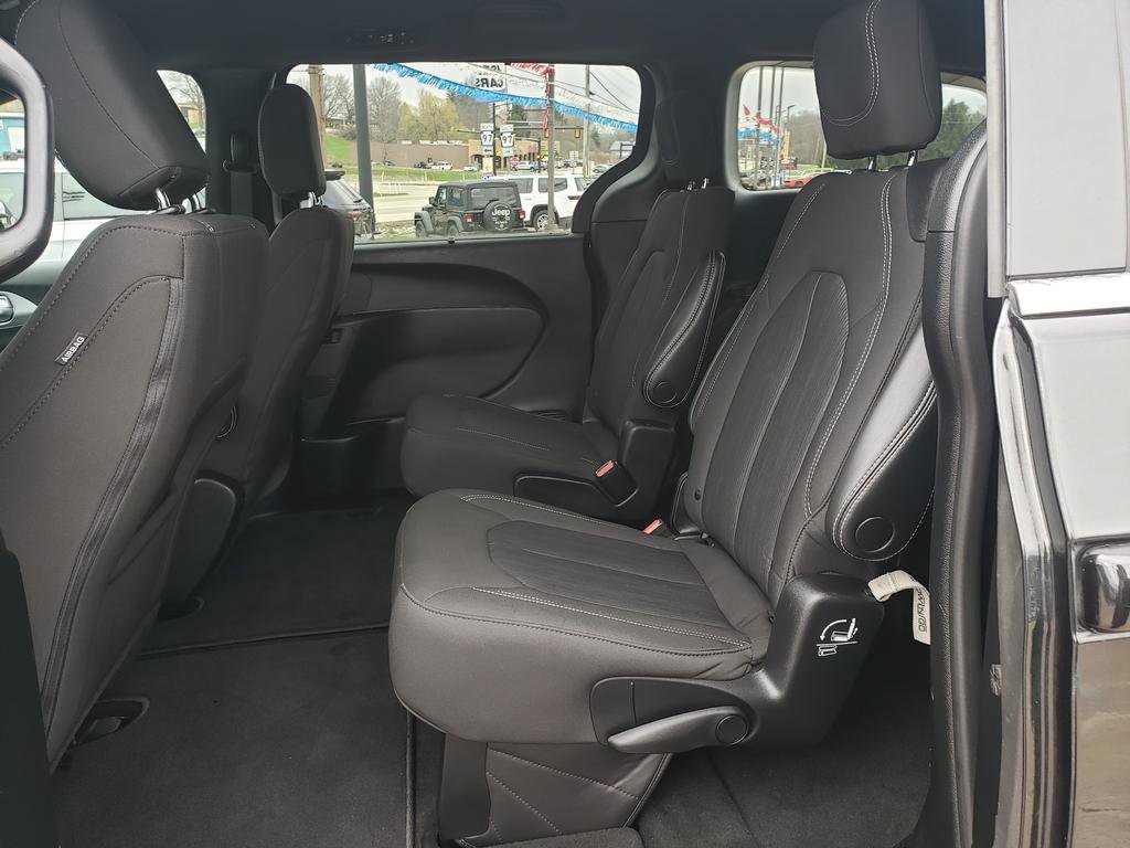Used 2022 Chrysler Pacifica Touring image 12